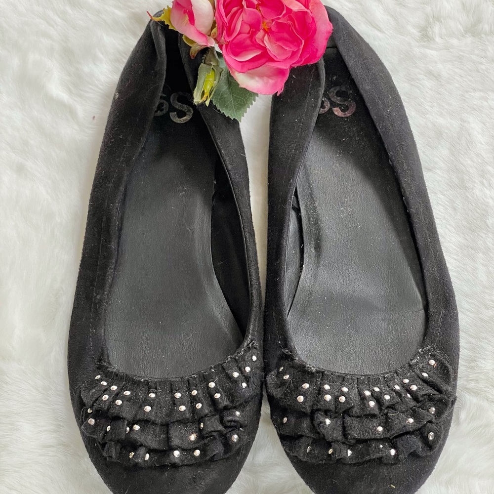 Black Flats with Silver Accented Ruffle bow on top. Good pre owned condition 7.5 - Picture 3 of 4